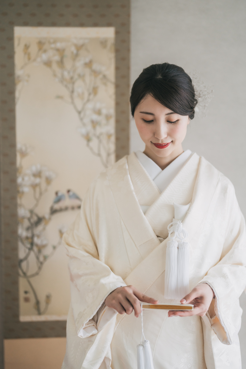 人気の掛け軸と白無垢