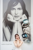 【デパート前】ポスターと同じポージングでお茶目に♡【日本橋】