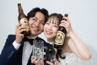 【小物お持込み自由】瓶ビールで乾杯ポーズ!【洋装スタジオ】