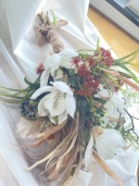 赤に白いお花がかわいさをプラスなブーケ❀