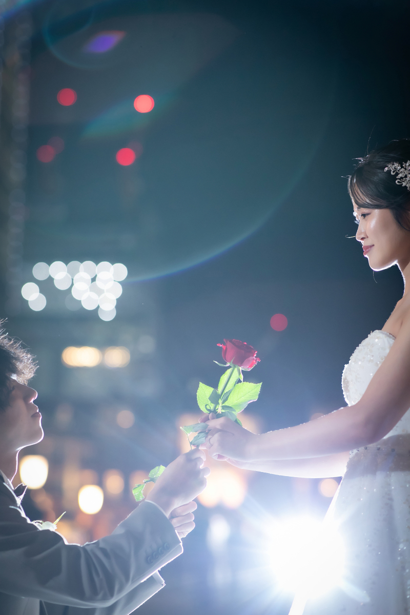 【お持込み無料♪】バラの生花をポイントに!