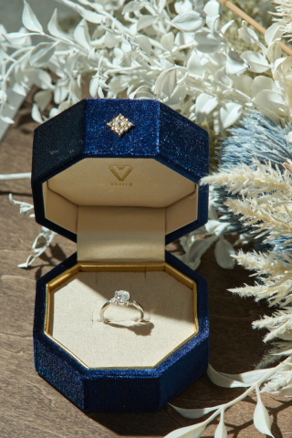 【物撮り無料】ブルーのリングボックスと大粒のダイアモンド【リングフォト】