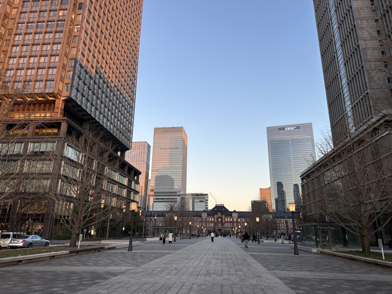 夕日に照らされた東京駅