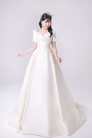 サテン、シルク生地のドレス