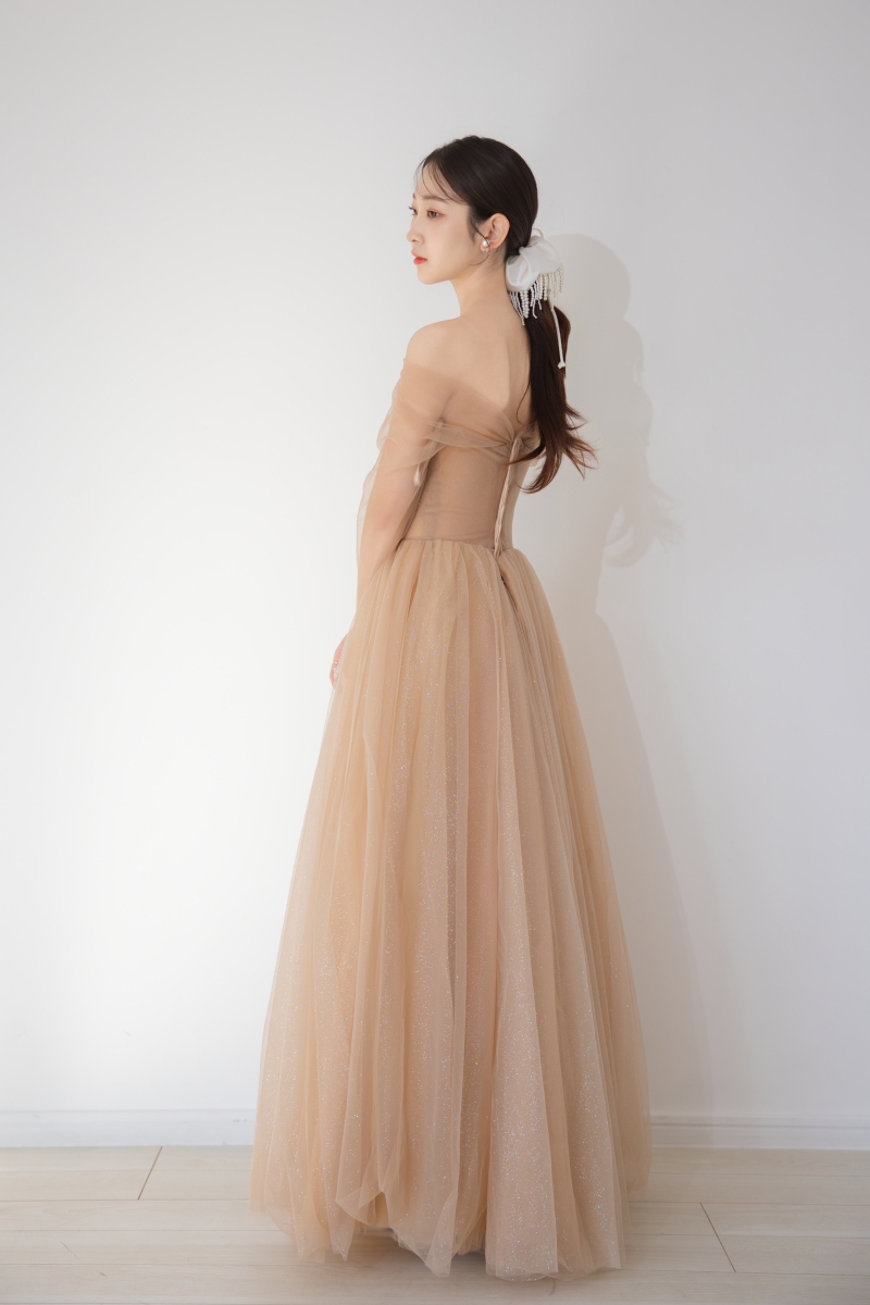 新作ドレスのご案内♪