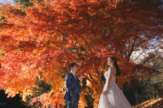 背景まで、全部紅葉。軽井沢だから残せる秋のウェディングフォト