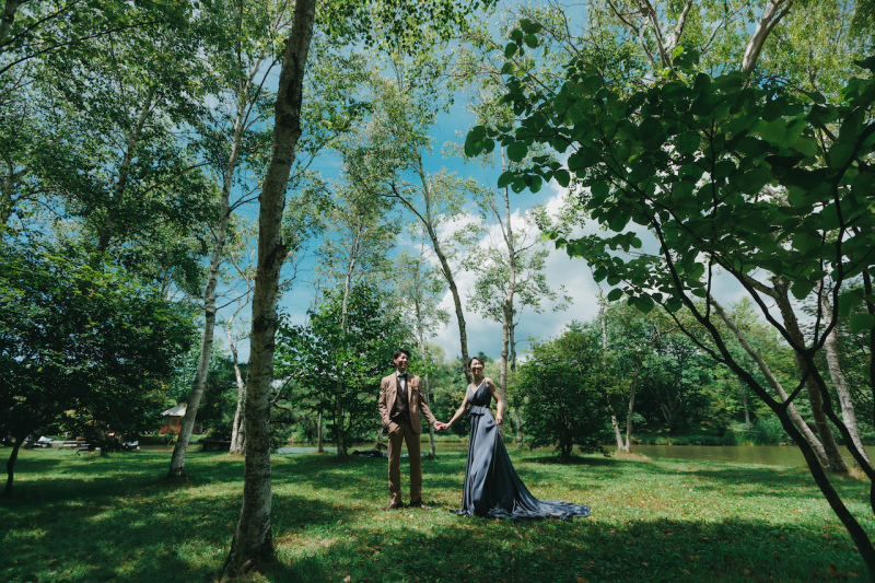 軽井沢の自然に映える、カラードレスフォト|緑に包まれる特別な一日