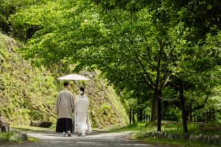 緑で、和装洋装ロケーション