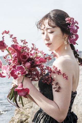 トレンド☆ブラックドレス×赤色ブーケ