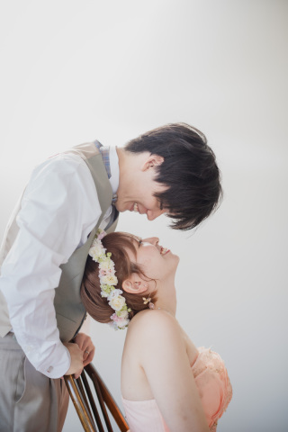 シンプルな空間で衣裳映え☆　おふたりならではのスタジオ撮影を！