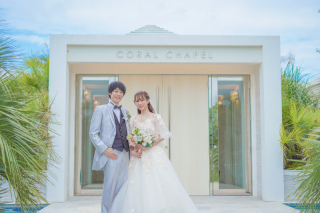 白のチャペルとビーチ