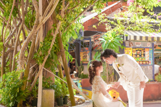 異国情緒あふれるアメリカンビレッジで「大人ポップ」なフォトウェディング。