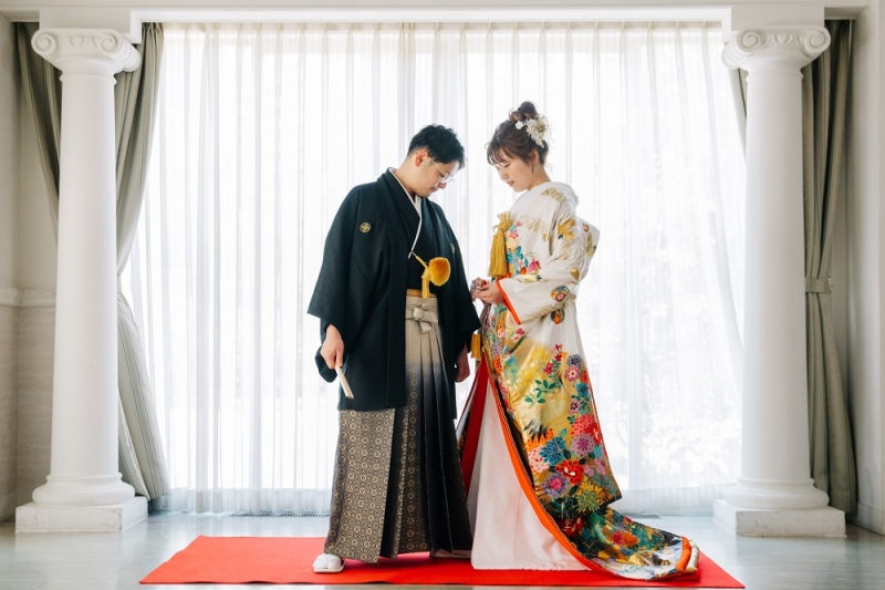 和装紹介|アンニュイな雰囲気のホワイト×ゴールドの色打掛