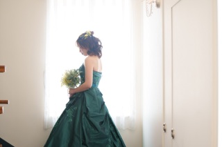 カラードレスPick UP!|エレガントさたっぷりグリーンドレス☀