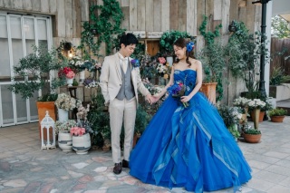 カラードレスPick Up!|気品と存在感をまとう、サファイアブルーのドレス