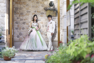 結婚式とは違うテイストのドレスで