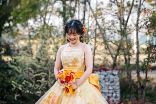 カラードレスPick Up|これからの時期に!ひまわりイエローのドレスをご紹介☀