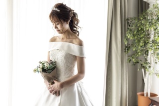 ウェディングドレスのヘア飾り☆｜ティアラorフラワー？？