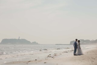 江ノ島を背景に