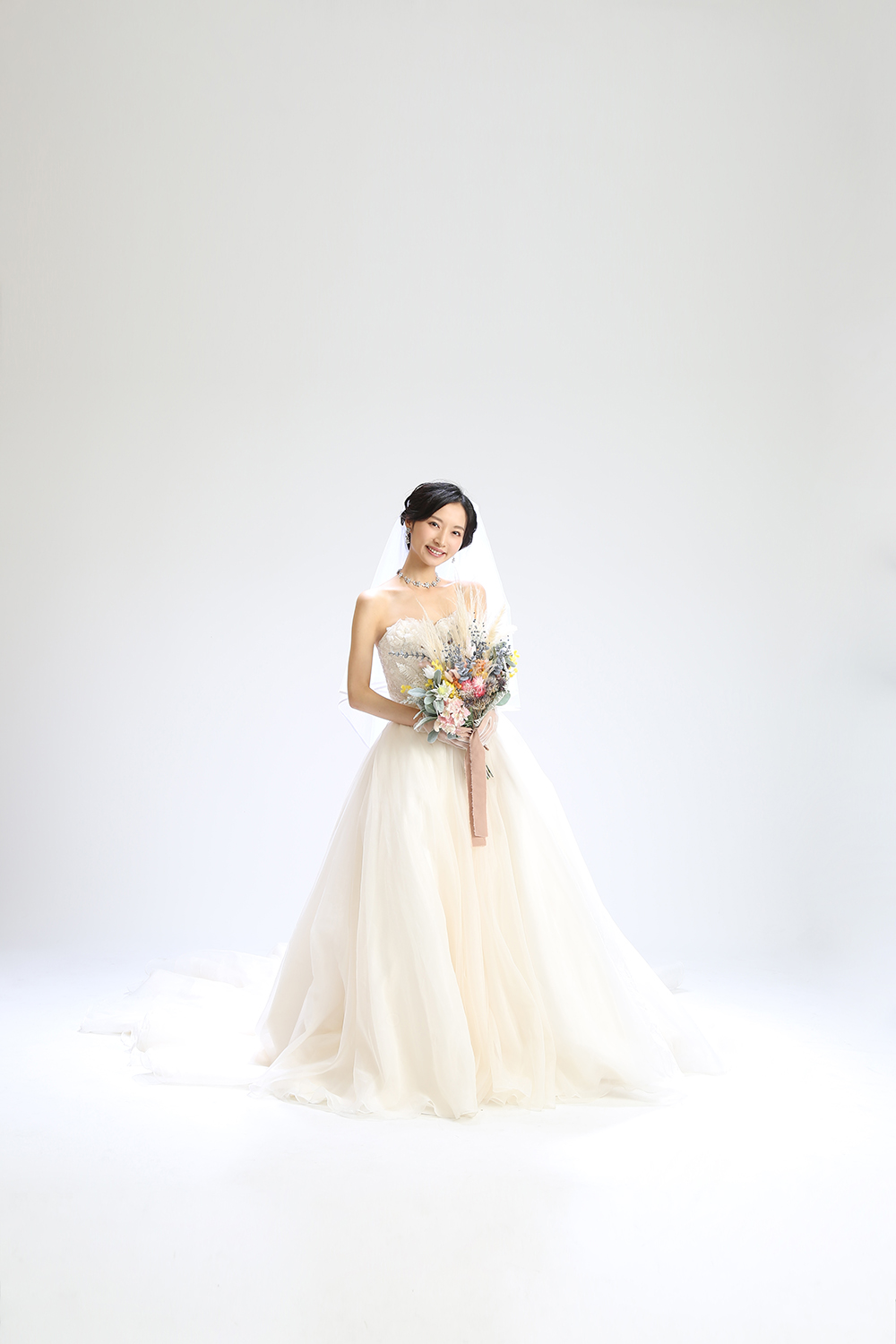 アンティーク写真館撮影 白いドレスの花嫁 フォトグラフィ ブルー背景 バインダー アンティーク写真館撮影 白いドレスの花嫁 フォトグラフィ