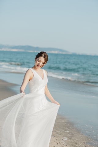 ドレスが靡いて