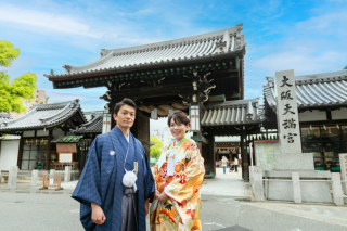 大阪天満宮大門の前で
