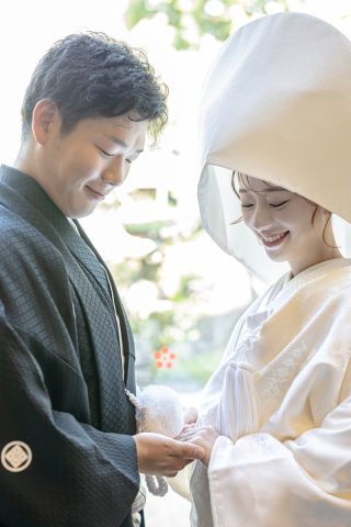 お二人手を取り合って