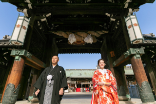 大阪天満宮の大門の前で