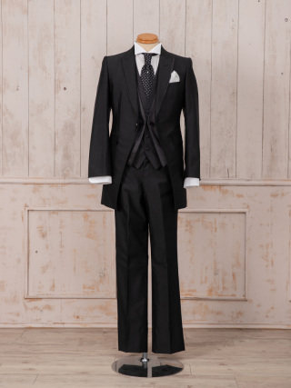 ◆衣装のご紹介◆フォーマルかつ洗練されたRANWEDDINGのブラックタキシード
