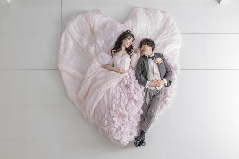 ドレスを活かした寝そべりショット♡