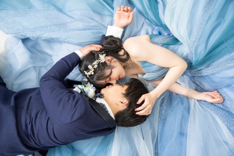 ドレスを活かした寝そべりショット♡