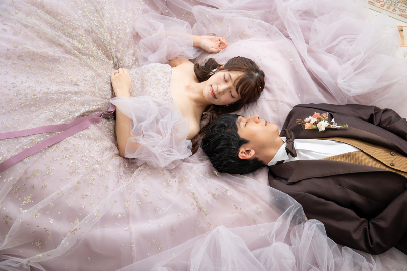 ドレスを活かした寝そべりショット♡