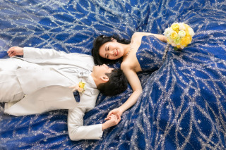 ドレスを活かした寝そべりショット♡