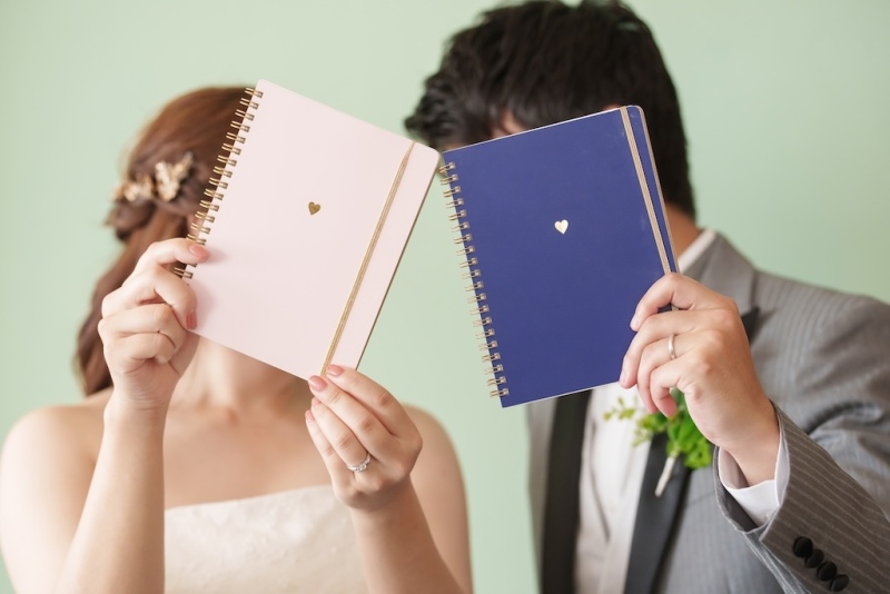 フォトウエディングをもっとおしゃれに!人気の撮影小物BEST5とおすすめ活用テク