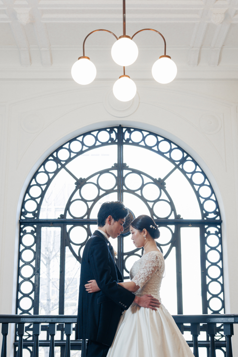 七分袖サテンドレスの美しさ