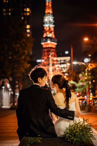 東京タワーとひまわりが彩る、夏のナイトフォト