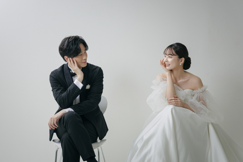 【ホワイトスタジオ × 洋装】ミニマルに残す、韓国フォトスタイル♡