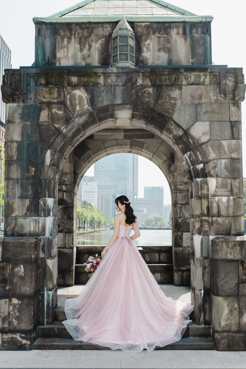 陽だまりにきらめく、ピンクグリッタードレスのフォトウェディング