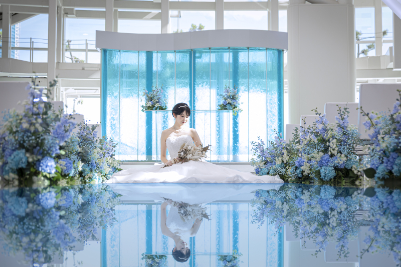 ホワイト × ブルーの空間が美しい、爽やかなチャペルフォト♡