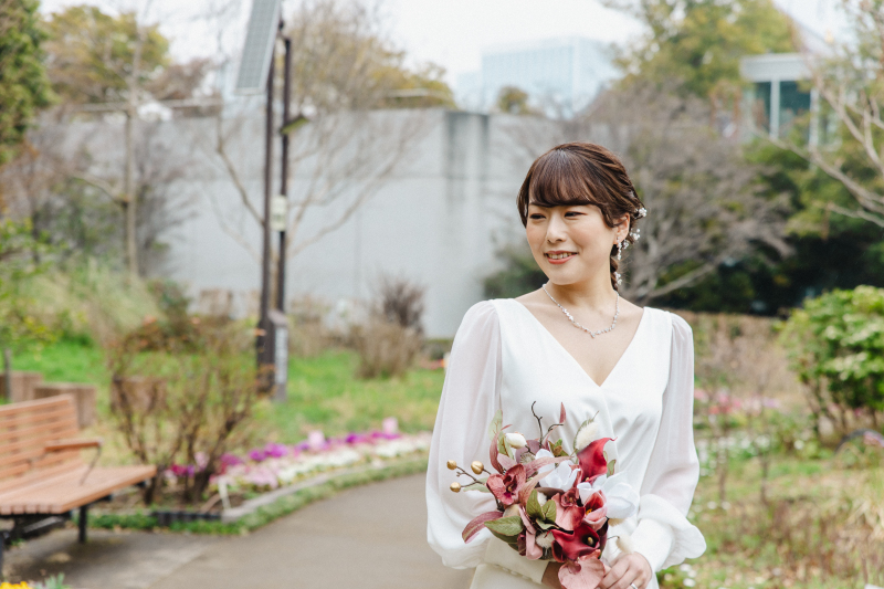 飾らない美しさ、洗練されたシンプルドレス*