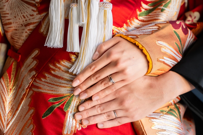 秋の庭園に映える色打掛★赤&times;金の華やかな和装コーディネートをご紹介