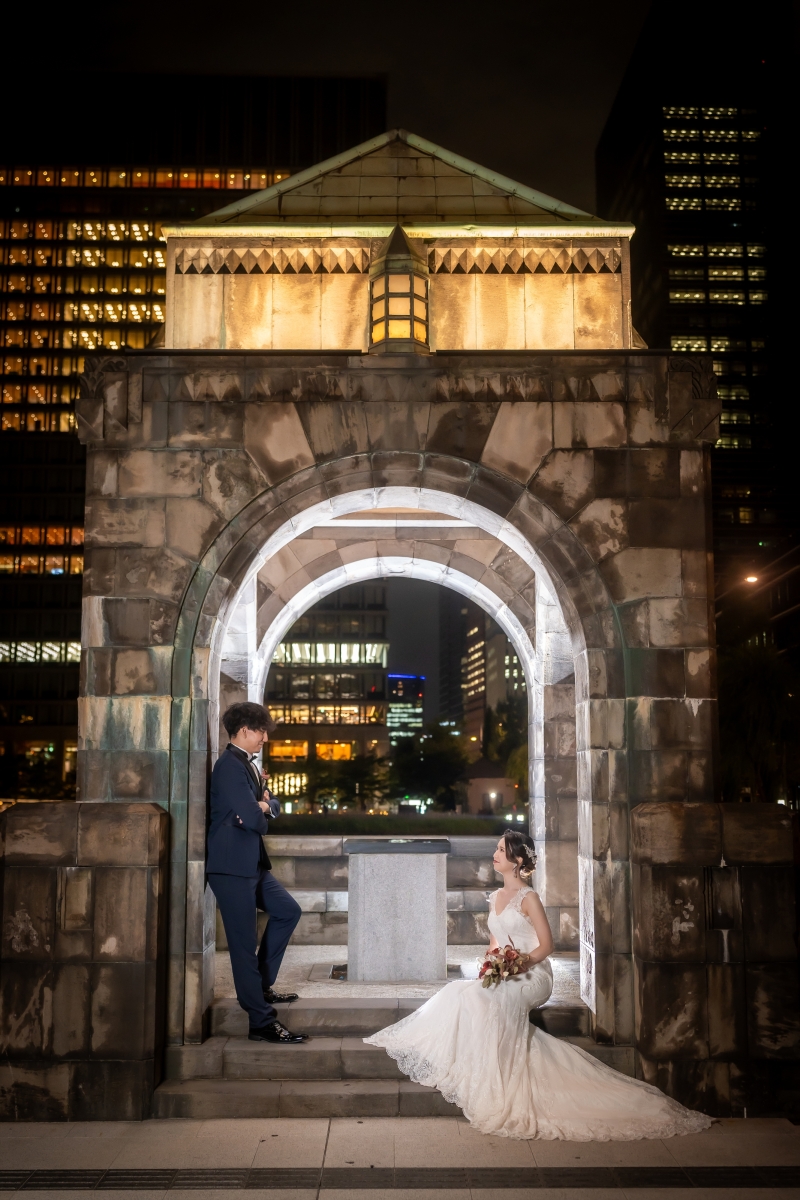 夜の街に映える、上品なマーメイドドレス