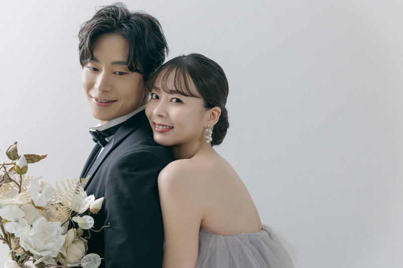 【ホワイトスタジオ × 洋装】ミニマルに残す、韓国フォトスタイル♡