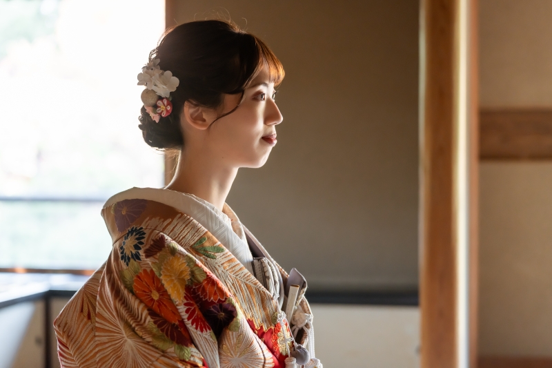 秋の庭園に映える色打掛★赤&times;金の華やかな和装コーディネートをご紹介