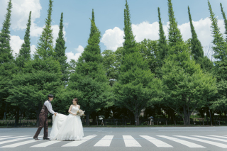 新緑の中で叶える、自然体のウェディングスタイル