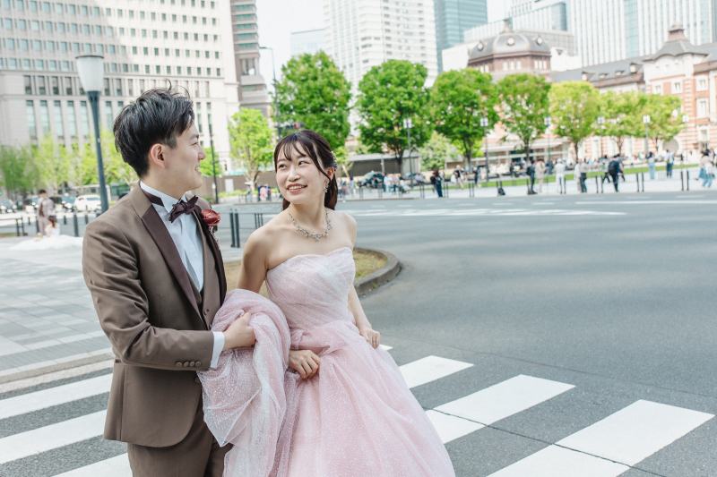 陽だまりにきらめく、ピンクグリッタードレスのフォトウェディング