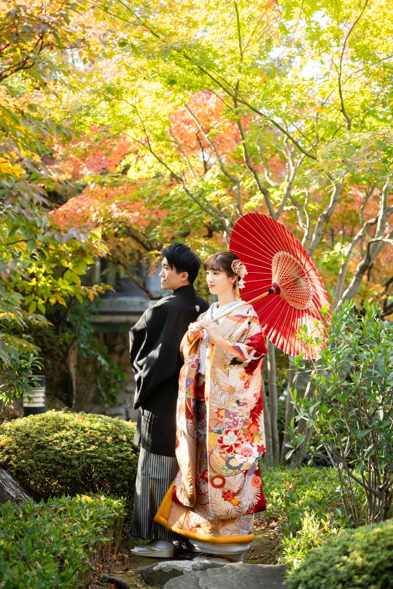 秋の庭園に映える色打掛★赤&times;金の華やかな和装コーディネートをご紹介