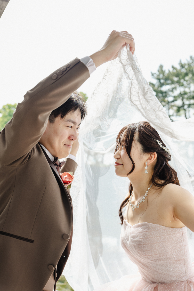 陽だまりにきらめく、ピンクグリッタードレスのフォトウェディング