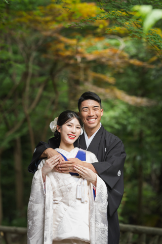 緑あふれる庭園で残す、大人の和装ウェディングフォト