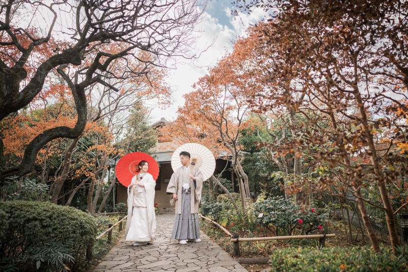 目白庭園で和装フォトウェディング★紅葉と番傘が彩る、凛とした一日